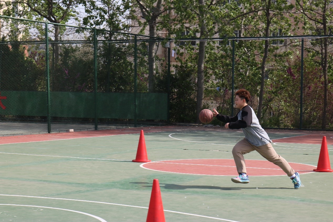 篮球动作教学－胯下运球_哔哩哔哩_bilibili